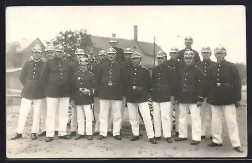 Foto-AK Feuerwehrmänner in Uniform