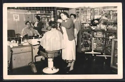 Foto-AK Friseurin schneidet einer Kundin die Haare