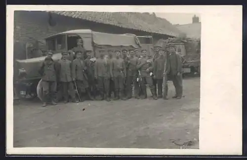 Foto-AK Soldaten vor einem Militär-Lastkraftwagen