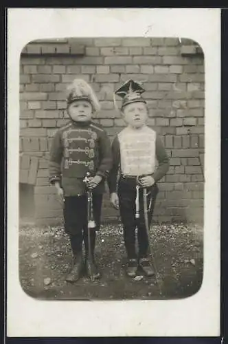 Foto-AK Zwei Kinder in Uniformen verkleidet als Soldaten, Kinder Kriegspropaganda