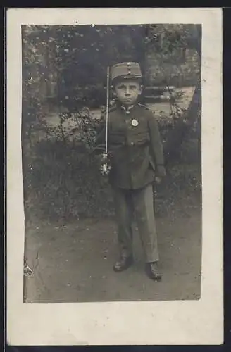 Foto-AK Kleiner Junge in Soldatenuniform, Kinder Kriegspropaganda