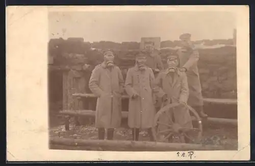 Foto-AK Deutsche Soldaten mit Gasmasken im Schützengraben