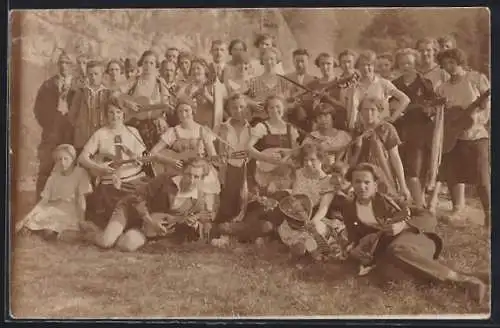 Foto-AK Jugendgruppe mit Gitarren u. Mandolinen im Gelände