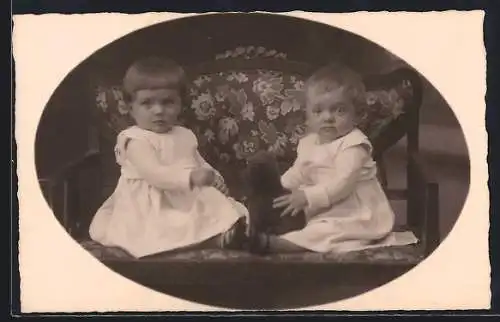 Foto-AK Zwei kleine Kinder mit Teddy auf einer Bank, 1925