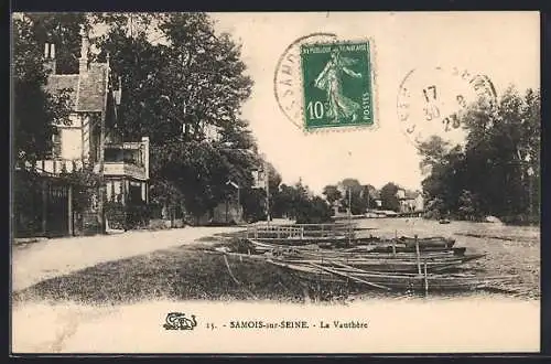 AK Samois-sur-Seine, La Vanthère avec des barques alignées le long de la rive