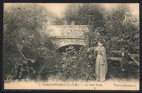 AK Sablonnières, Le Pont Vieux et une femme au bord de la rivière