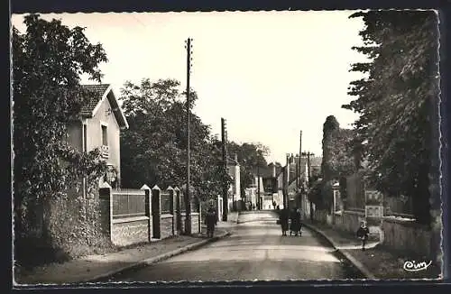 AK Combs-la-Ville, Rue de Sommeville animée avec piétons et maisons bordant la rue