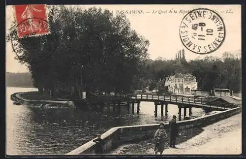 AK Bas-Samois, Le Quai de la République et la passerelle sur la rivière