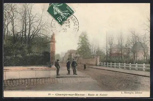 AK Champs-sur-Marne, Route de Noisiel avec passants sur le trottoir