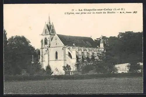 AK La Chapelle-sur-Crécy, L`Église vue prise sur la route du Moulin