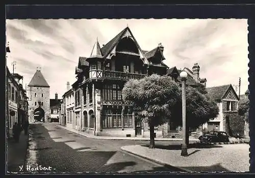 AK Moret-sur-Loing, La rue Grande et la porte de Paris (dite porte de Samois)