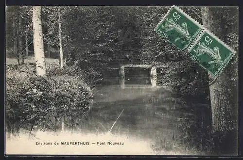 AK Mauperthuis, Pont Nouveau sur la rivière entouré de forêt