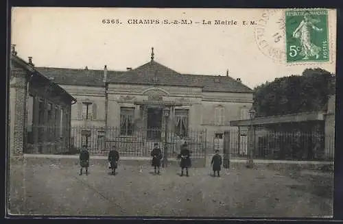 AK Champs, La Mairie avec enfants devant l`entrée