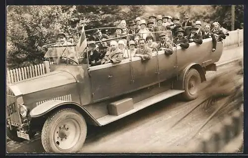 Foto-AK Benz-Bus mit Fahrgästen