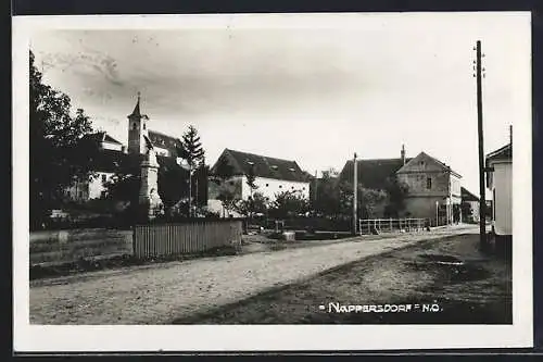 AK Nappersdorf /N.-Ö., Strassenpartie mit Kirchturm