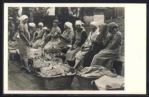 AK Staufenberg / Baden, Händlerinnen auf dem Staufenberger Erdbeermarkt