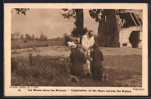 AK La Messe dans les Ruines, Rot Kreuz Sanitäter während einer Feldmesse, Geistlicher und zerschossenes Gebäude