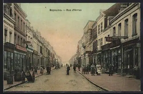 AK Bapaume, Rue d'Arras, Strassenpartie mit Geschäften und Passanten