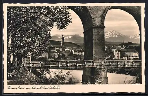 AK Traunstein, Blick vom Eisenbahnviadukt zur Stadt