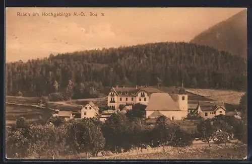 AK Raach am Hochgebirge, Ortskern gegen bewaldeten Hügel