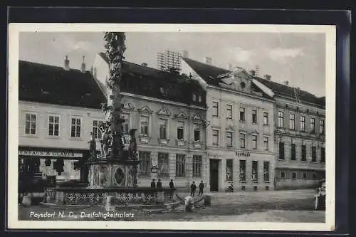 AK Poysdorf /N. D., Dreifaltigkeitsplatz, Sparkasse, Brunnen