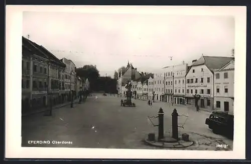 AK Eferding /Oberdonau, Strassenpartie mit Geschäften und Denkmal