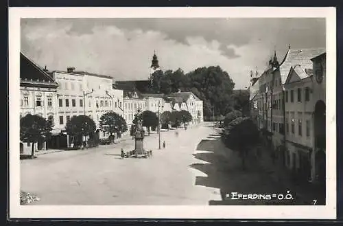 AK Eferding, Strassenpartie mit Geschäft, Kirche und Denkmal