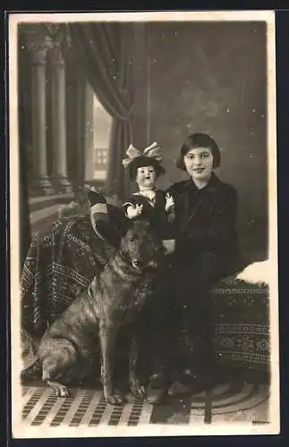 Foto-AK Mädchen im Backfischalter mit Puppe und Schäferhund, 1929