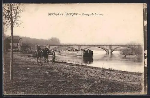 AK Germigny-l`Évêque, Passage de bateaux sur la rivière avec pont en arrière-plan