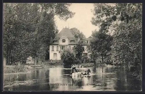 AK Montigny-sur-Loing, Promenade en barque sur la rivière devant une maison élégante