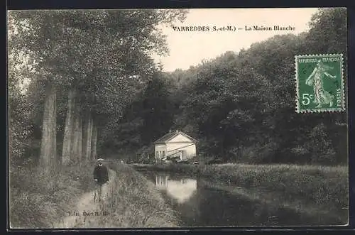 AK Varreddes, La Maison Blanche et le canal bordé d`arbres