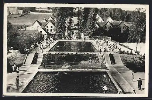 AK Provins, La Piscine Municipale animée par les baigneurs et promeneurs