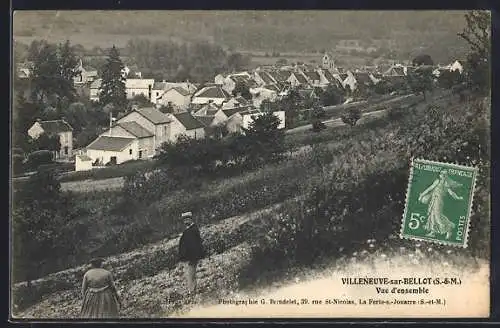 AK Villeneuve-sur-Bellot, Vue d`ensemble du village et des environs bucoliques