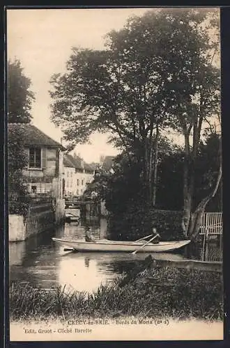 AK Crécy-en-Brie, Bords de la Marne avec un bateau à rames