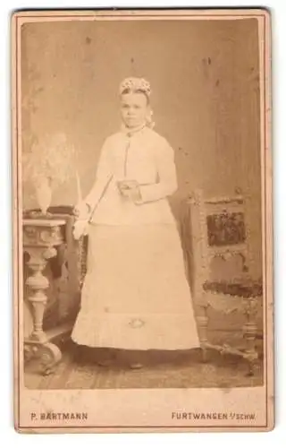 Fotografie P. Bartmann, Furtwangen i/Schw, Stehende Dame in weissem Kleid