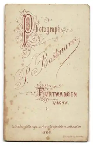 Fotografie P. Bartmann, Furtwangen i/Schw, Stehende Dame in weissem Kleid