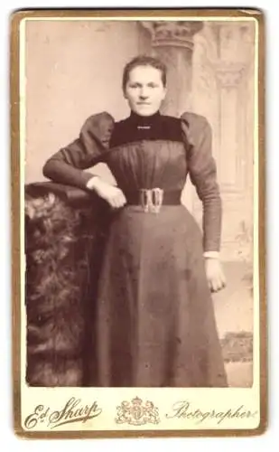 Fotografie Edward Sharp, London, Upper Street 10, Frau in elegantem Kleid