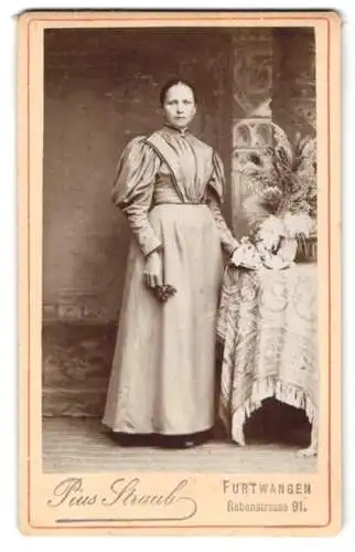 Fotografie Pius Straub, Furtwangen, Rabenstrasse 91, Frau in elegantem Kleid mit Blumenarrangement