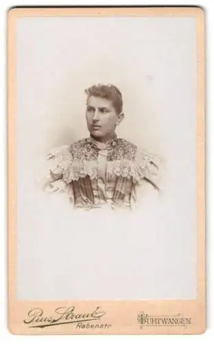 Fotografie Pius Straub, Furtwangen, Rabenstr., Portrait einer Frau in eleganter Kleidung