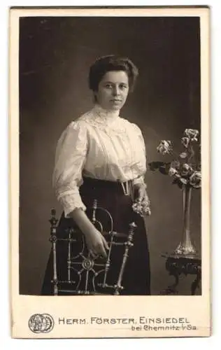 Fotografie Herm. Förster, Einsiedel, Chemnitz, Frau mit Stuhl und Blumenvase