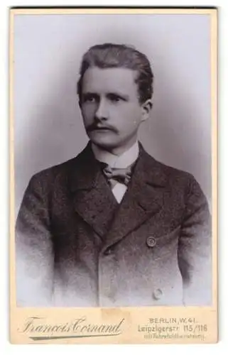 Fotografie Francois Cornand, Berlin, Leipzigerstr. 115 /116, Portrait eines Mannes im Anzug