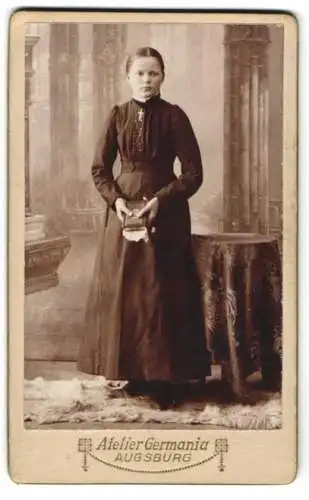 Fotografie Atelier Germania, Augsburg, Bahnhofstrasse 12½, Junge Frau in dunklem Kleid mit Kreuzanhänger