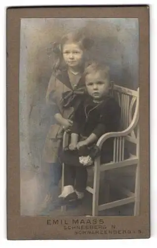 Fotografie Emil Maass, Schneeberg, Schwarzenberg i.S., zwei Kinder auf einem Stuhl