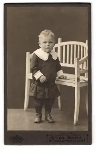 Fotografie Georg Meyer, Braunschweig, Bankplatz 3, Porträt eines kleinen Jungen mit Stuhl