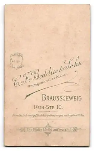 Fotografie C. F. Beddies & Sohn, Braunschweig, Kuhstrasse 10, Kleinkind mit Ball