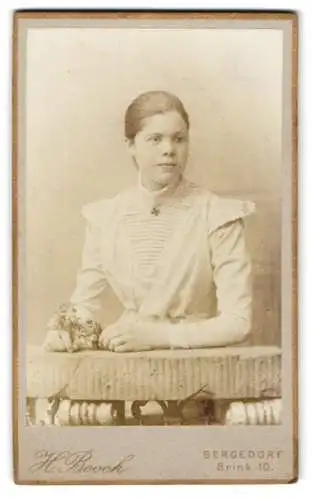 Fotografie H. Boock, Bergedorf, Brink 10, Portrait einer jungen Frau mit Blumendekor