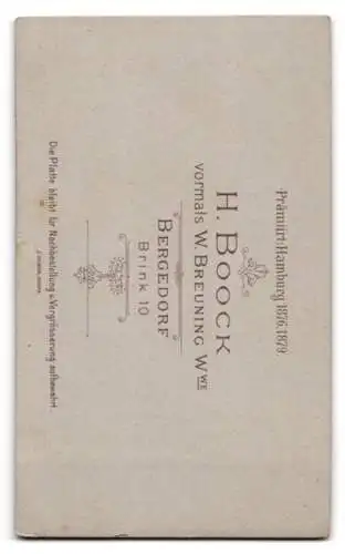 Fotografie H. Boock, Bergedorf, Brink 10, Portrait einer jungen Frau mit Blumendekor