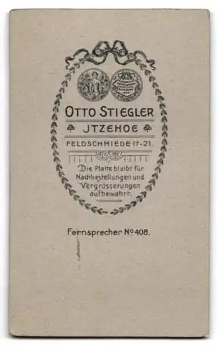 Fotografie Otto Stiegler, Itzehoe, Feldschmiede 17-21, Kleinkind im dunklen Kleid