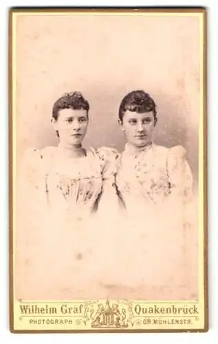 Fotografie Wilhelm Gräf, Quakenbrück, Gr. Mühlenstr., Porträt zweier Frauen in eleganter Kleidung