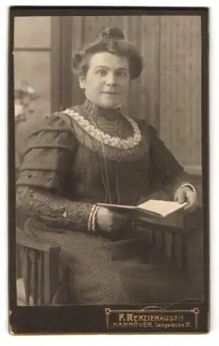 Fotografie F. Renziehausen, Hannover, Lange Laube 2, Porträt einer Dame mit Buch